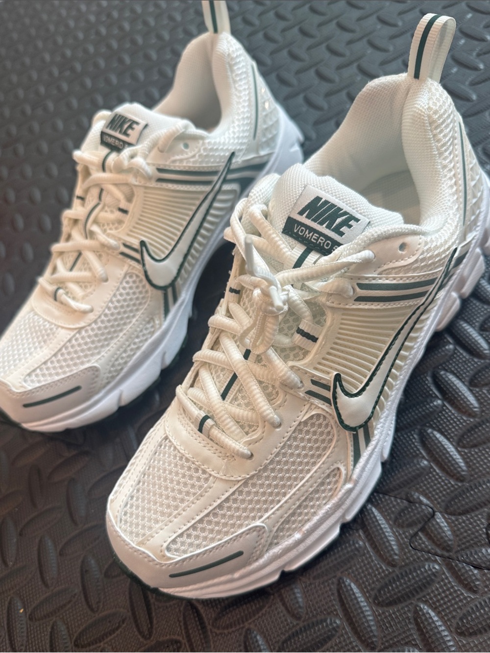 Nike Kid’s White and Dark Green Vomero Sneakers Trainers BRAND NEW
